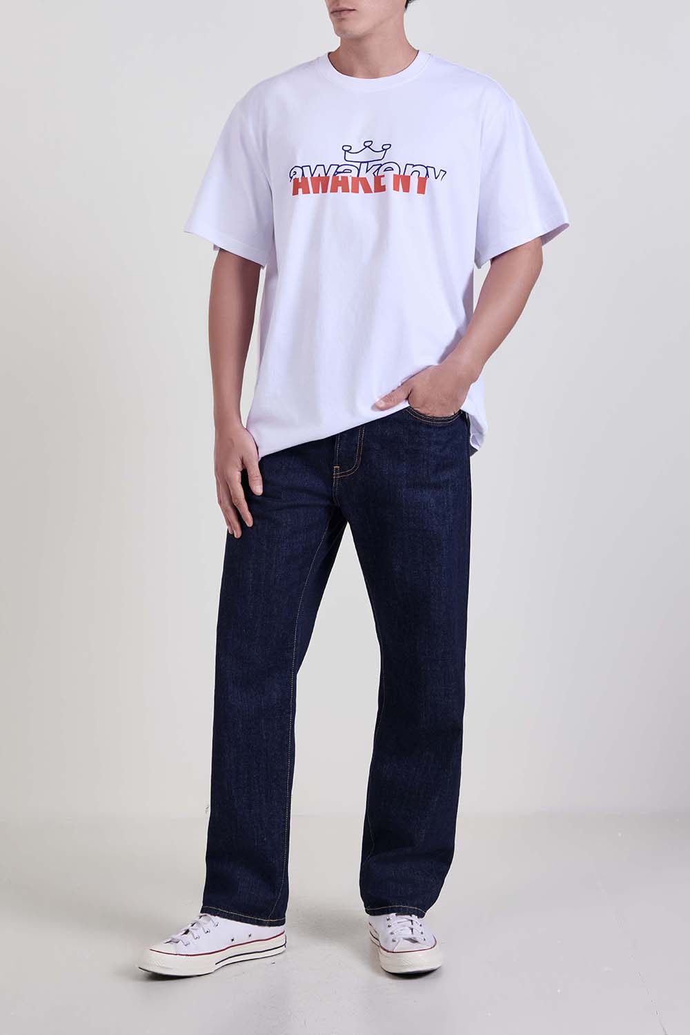 תמונת כל הלוק של חולצת טי בגזרה ישרה